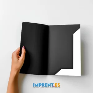 ¡Personaliza tu carpeta con solapas y haz que destaque en cualquier ocasión! 🌟 Con nuestra impresión personalizada, puedes agregar tu propio toque creativo a este elegante diseño en blanco y negro. 🎨 Ya sea para presentaciones profesionales o para organizar tus documentos, esta carpeta es perfecta para destacar tu marca. #CarpetaPersonalizada #ImpresiónDeCalidad #DiseñoÚnico ¡Explora nuestras opciones de personalización y haz que tu carpeta sea única! 🖨️📁