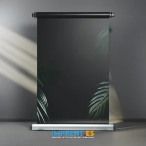 ¡Personaliza tu roll up con nuestro diseño tropical! 🌴🌺 Destaca en tus eventos con este roll up con fondo negro y una pared gris con sombras de hojas de palmera. Coloca tu logotipo en la parte inferior derecha y haz que tu marca brille. ¡Atrae la atención de tus clientes con este roll up único! #RollUpPersonalizado #DiseñoTropical #ImpresiónPersonalizada