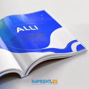 ¡Personaliza tu revista de empresa con un toque moderno y elegante! 📘✨ Nuestra revista minimalista con portada degradada en azul y blanco es perfecta para destacar tu marca. ¡Añade tu propio anuncio de servicio y haz que tu negocio brille! #RevistaPersonalizada #MarketingDigital #ImprentaModerna #DiseñoMinimalista #WooCommerce 🌟