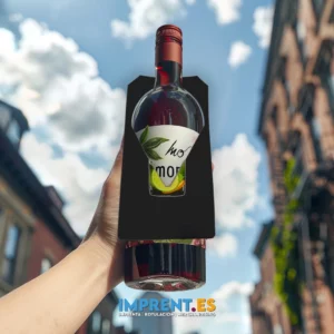 ¡Personaliza tu botella de vino con el colgador de botella New Boston! 🍷🌆🎨 Dale un toque único a tus regalos o eventos con este accesorio personalizado. Con un diseño urbano de la ciudad de Madrid, este colgador de botella es perfecto para los amantes del vino y la buena vida. ¡Explora nuestras opciones de personalización y haz que tu regalo sea inolvidable! #VinoPersonalizado #RegalosÚnicos #Madrid #ImprentaPersonalizada