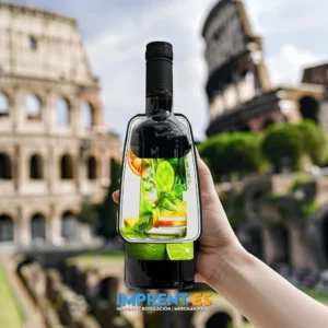 ¡Personaliza tu propia botella de vino con nuestro exclusivo colgador de botella New Roma! 🍷🇮🇹 Dale un toque único a tus regalos o eventos especiales con esta botella de vino negro, perfecta para cualquier ocasión. 🎁✨ Con la imagen del Coliseo de Roma en el fondo, este diseño es ideal para los amantes de la cultura italiana. 🏛️🍋🌿 ¡Explora nuestras opciones de personalización y crea un regalo verdaderamente único! #VinoPersonalizado #RegalosPersonalizados #ColgadorDeBotella #Roma #ImprentaPersonalizada #WooCommerce