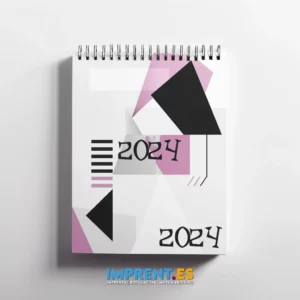 ¡Personaliza tu calendario de pared con un diseño minimalista y moderno! 📅🎨 Con grandes números sobre fondo blanco y colores geométricos en rosa, negro y morado, este calendario será el centro de atención en cualquier habitación. ¡Hazlo tuyo y organiza tu año de la manera más elegante! #CalendarioPersonalizado #DiseñoMinimalista #ImprentaCreativa