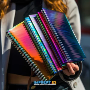 ¡Descubre nuestra colección de cuadernos personalizados con cubiertas metálicas de colores del arco iris! 🌈📚 Perfectos para tomar notas, hacer bocetos o simplemente expresar tu estilo único. Personaliza cada cuaderno con tu nombre, una cita inspiradora o tu diseño favorito. ¡Haz que tus ideas brillen con nuestros cuadernos de colores vibrantes! #CuadernosPersonalizados #Arcoiris #EstiloÚnico #ImprentaCreativa