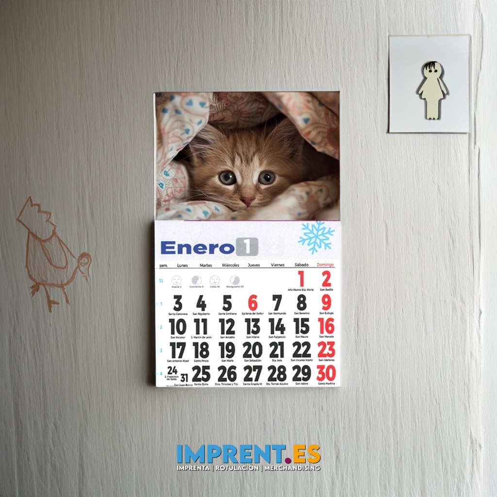 ¡Dale un toque único a tu nevera con nuestro calendario personalizado con imán! 📅🐱❄️ Con un diseño de gato y copos de nieve, este calendario con faldilla es perfecto para darle un toque divertido a tu cocina. ¡Personalízalo con tus propias fotos y textos para hacerlo aún más especial! 🎨✨ #CalendarioPersonalizado #ImánParaNevera #DiseñoÚnico #Personalización #ImprentaCreativa