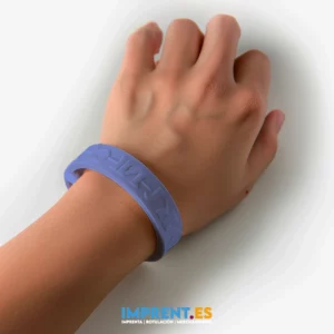 ¡Personaliza tu estilo con nuestro brazalete de caucho en color azul claro! 💙 Con un diseño simple y elegante, este brazalete es perfecto para agregar un toque de color a tu look diario. 🌟 ¡Explora nuestras opciones de personalización y crea un brazalete único que refleje tu personalidad! #BrazaletePersonalizado #Moda #EstiloÚnico