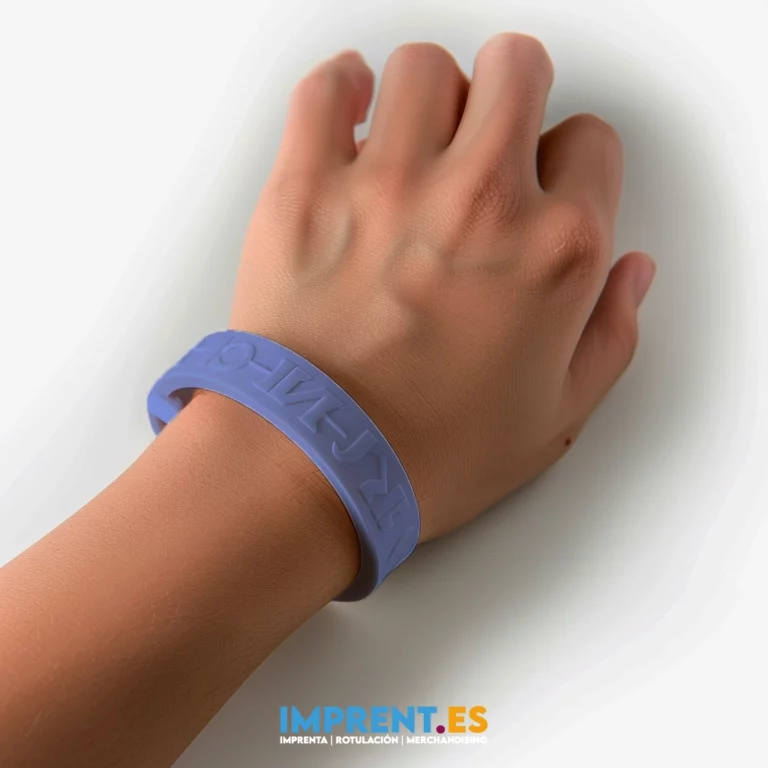 ¡Personaliza tu estilo con nuestro brazalete de caucho en color azul claro! 💙 Con un diseño simple y elegante, este brazalete es perfecto para agregar un toque de color a tu look diario. 🌟 ¡Explora nuestras opciones de personalización y crea un brazalete único que refleje tu personalidad! #BrazaletePersonalizado #Moda #EstiloÚnico